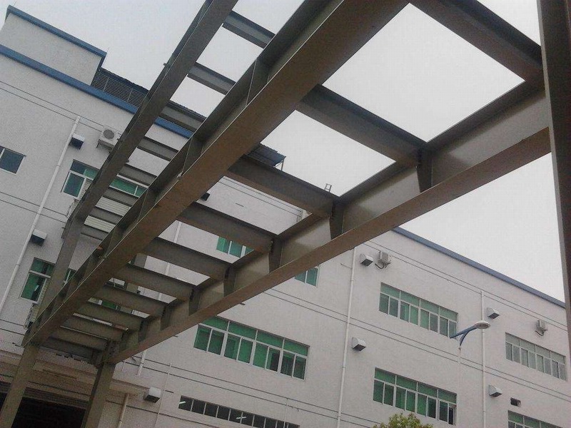 鋼結(jié)構(gòu)房屋的頂部使用哪種材料？